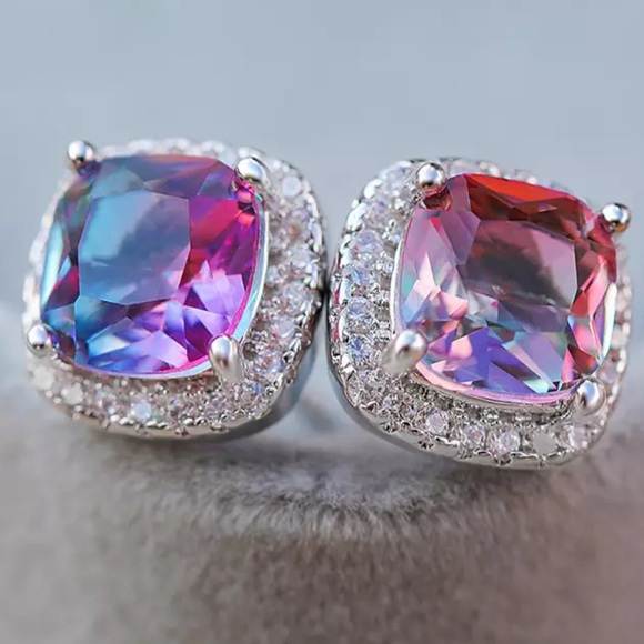 White GF stud earrings - Picture 2 of 5